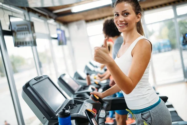 Genç Çekici Kadın Spor Salonunda Ağırlık Kaybı Için Kardiyo Egzersizi — Stok fotoğraf