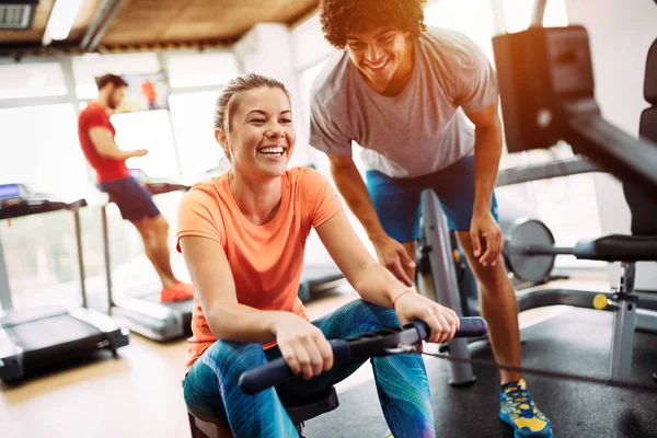 Junge Schöne Frau Macht Übungen Mit Personal Trainer Fitnessstudio — Stockfoto