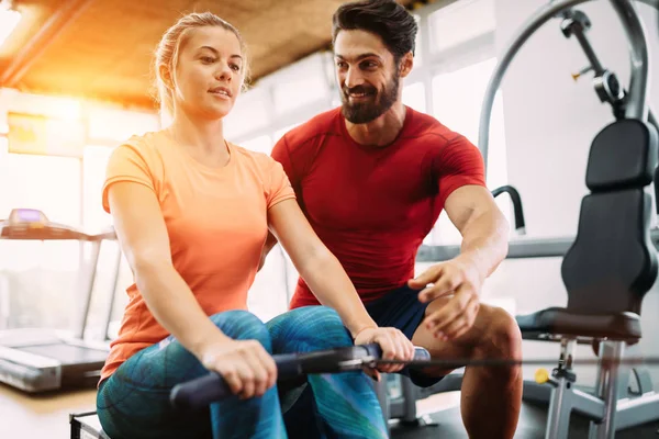 Mulher fazendo exercícios com personal trainer — Fotografia de Stock