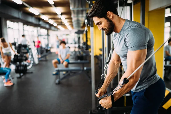 Hombre fuerte haciendo ejercicios — Foto de Stock