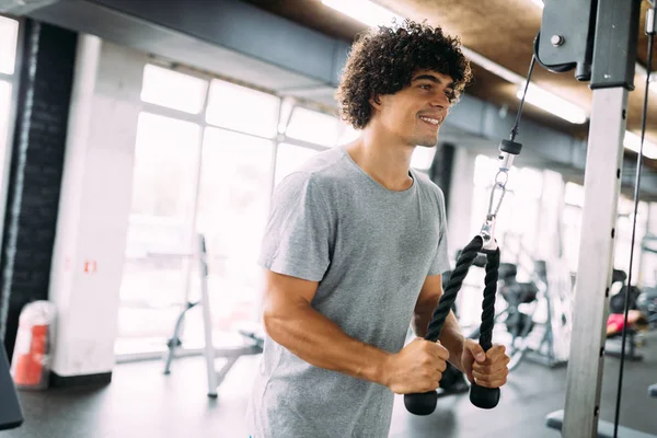Jovem Homem Bonito Fazendo Exercícios Para Tríceps Ginásio — Fotografia de Stock