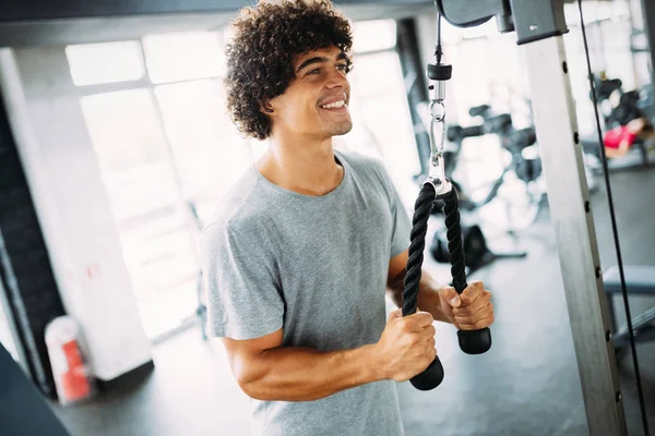Jovem Homem Bonito Fazendo Exercícios Para Tríceps Ginásio — Fotografia de Stock