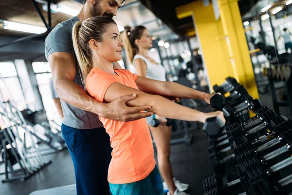  kişisel antrenör ile egzersizleri yapıyor kadın