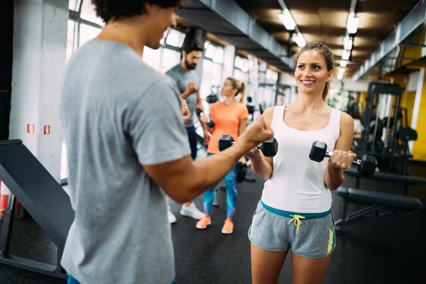 Joven Hermosa Mujer Haciendo Ejercicios Con Entrenador Personal Gimnasio — Foto de Stock