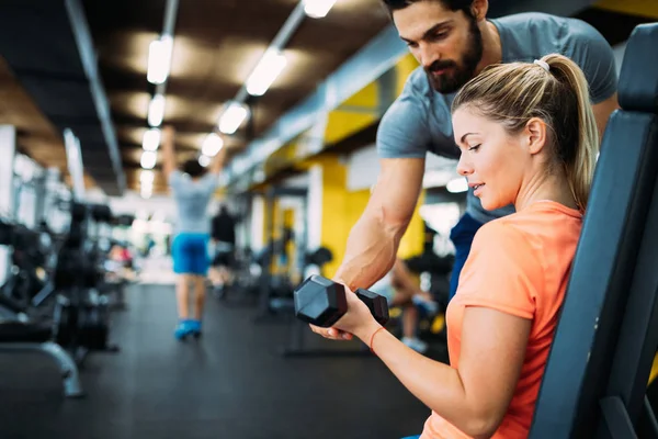 Mulher fazendo exercícios com personal trainer — Fotografia de Stock