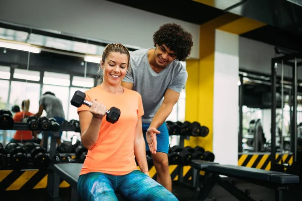 Genç Güzel Bir Kadın Spor Salonunda Antrenörle Egzersiz Yapıyor — Stok fotoğraf