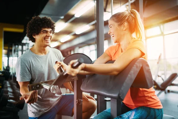 Ung Vacker Kvinna Gör Övningar Med Personlig Tränare Gymmet — Stockfoto