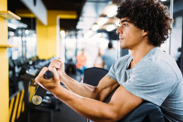 Jovem Bonito Homem Forte Fazendo Exercícios Ginásio — Fotografia de Stock