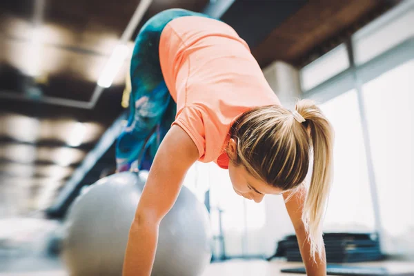 Jovem Mulher Atraente Fazendo Flexões Usando Bola Ginásio — Fotografia de Stock