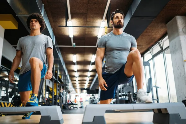 Grupp Unga Människor Gör Övningar Tillsammans Gymmet — Stockfoto