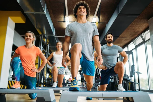 Grupp Unga Människor Gör Övningar Tillsammans Gymmet — Stockfoto