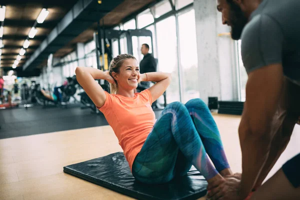 Frau macht Übungen mit Personal Trainer — Stockfoto