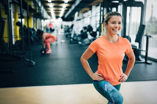Junge Lächelnde Sportliche Blonde Frau Dehnt Sich Fitnessstudio — Stockfoto