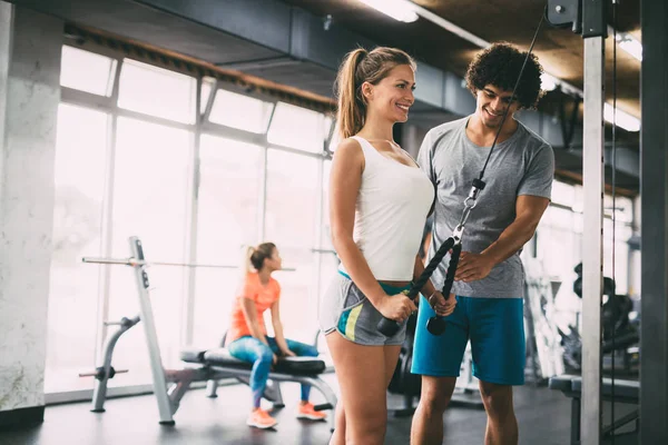 Genç Güzel Bir Kadın Spor Salonunda Antrenörle Egzersiz Yapıyor — Stok fotoğraf