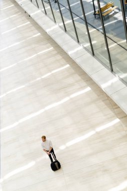 Yakışıklı iş tutan bir arabası