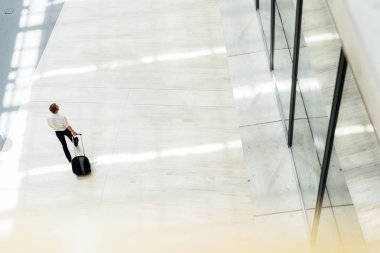 Yakışıklı iş tutan bir arabası