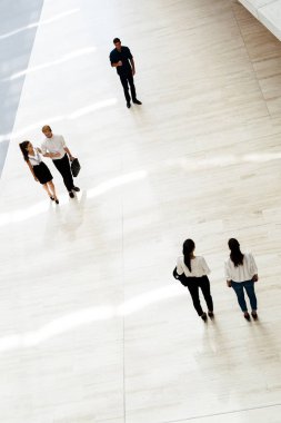 Onların ofisinde çalışmaya başlamadan önce genç iş adamları