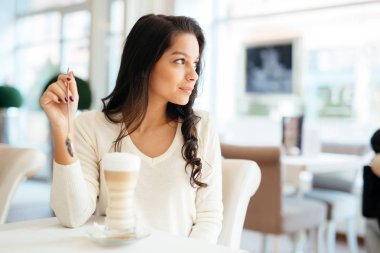 Çekici kadın kahve içme