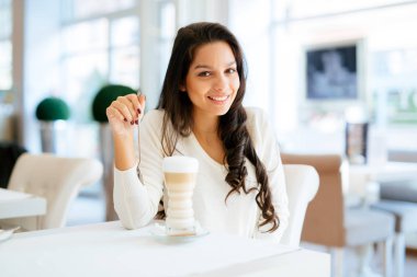 Kahve içen güzel kadın.