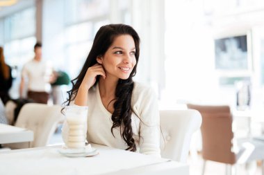 Çekici kadın kahve içme