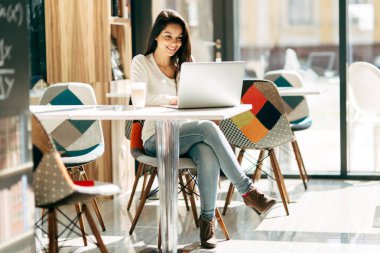 Güzel esmer defter kullanma