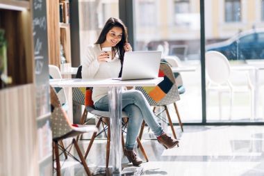 Kahve zevk ve çalışma güzel esmer