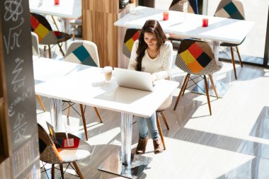 Güzel esmer dizüstü eğitim