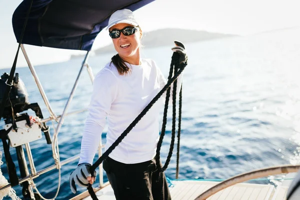 Attractive Strong Sport Woman Sailing Her Boat — Stock Photo, Image