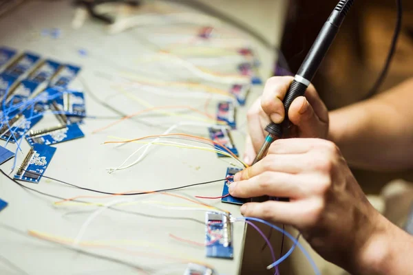 Hardware sendo corrigido por solda — Fotografia de Stock