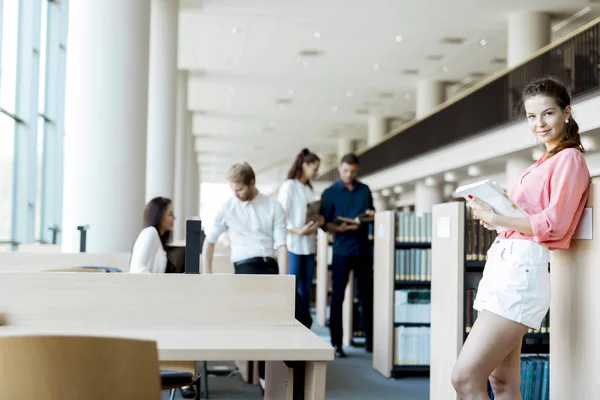 Jóvenes estudiantes estudiando juntos — Foto de Stock