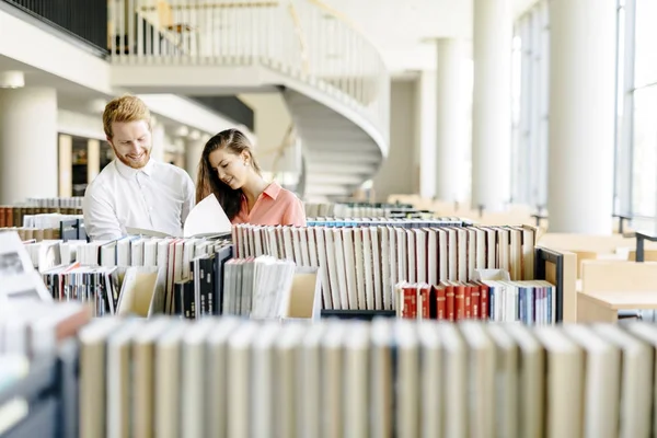 Zwei Intelligente Studenten Die Der Bibliothek Lesen Und Lernen Und — Stockfoto