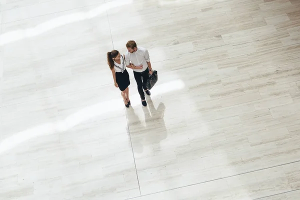 Business coppia a piedi insieme — Foto Stock