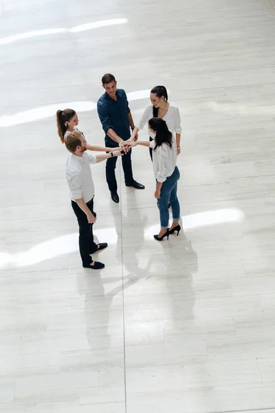 Zakelijke Teamwerk Mensen Met Gekoppelde Handen Unie Bovenaanzicht — Stockfoto