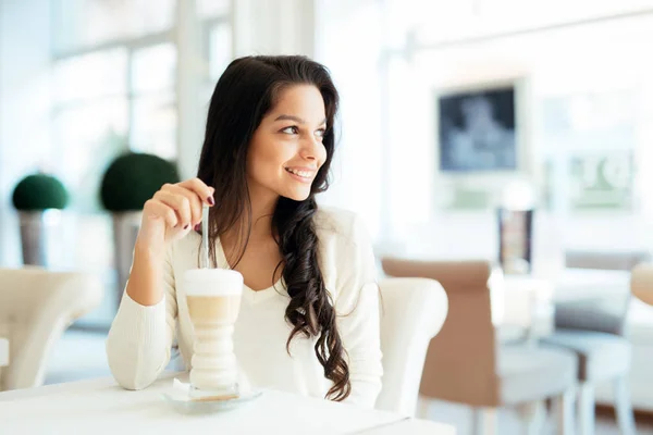 コーヒーを飲みながら魅力的な女性 — ストック写真