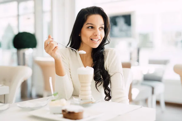 Hermosa mujer bebiendo café — Foto de Stock