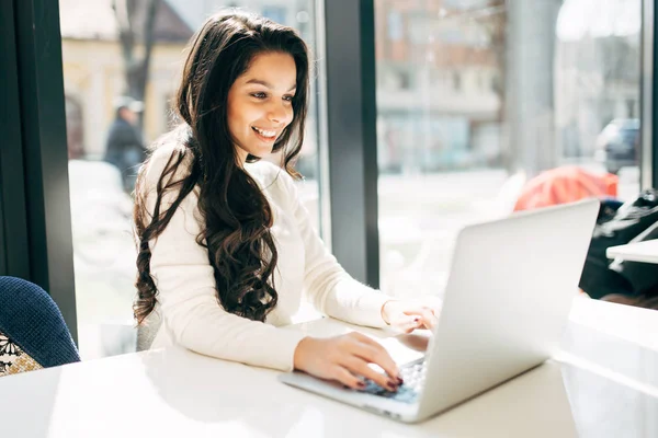 Vakker brunette med notatbok – stockfoto