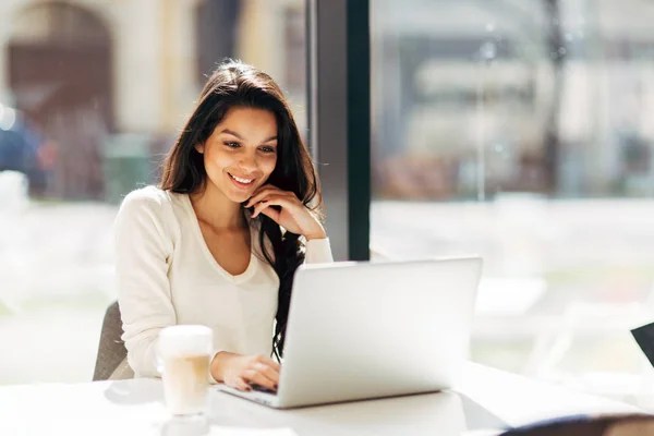 Brunette med bærbar PC på kafe – stockfoto