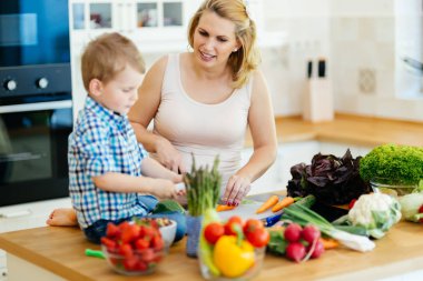 Anne ve çocuk yemek hazırlama