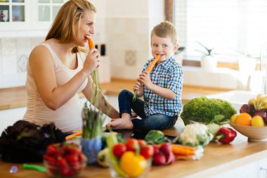 Anne ve çocuk yemek hazırlama