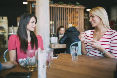 güzel kadın kahve içme 