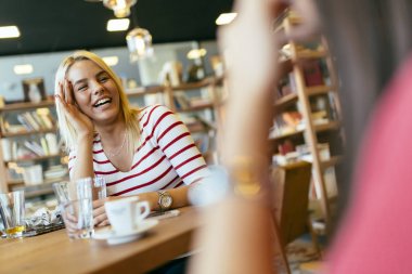 güzel kadın kahve içme 