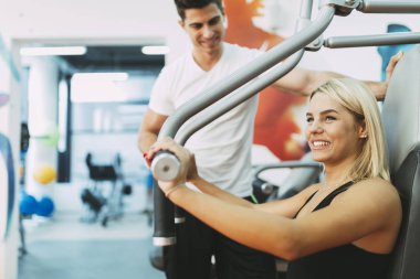 güzel bir kadın spor salonunda egzersiz