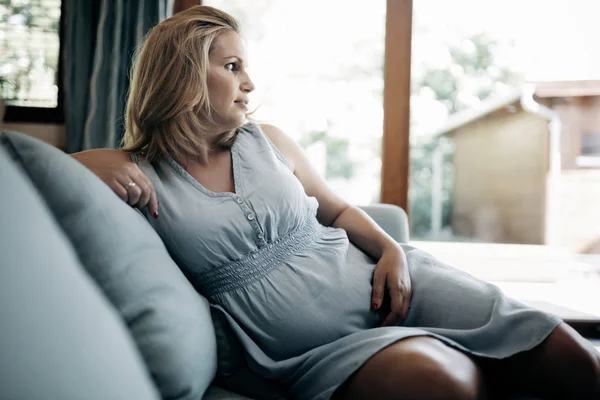 Dinlenme güzel hamile kadın — Stok fotoğraf