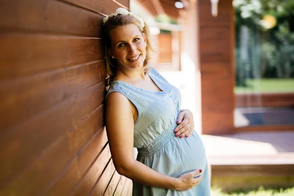 Bella donna bionda incinta — Foto Stock