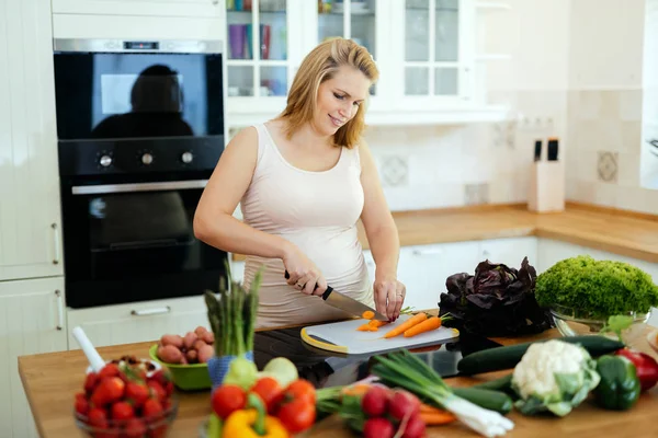 Hermosa mujer embarazada preparando comida —  Fotos de Stock