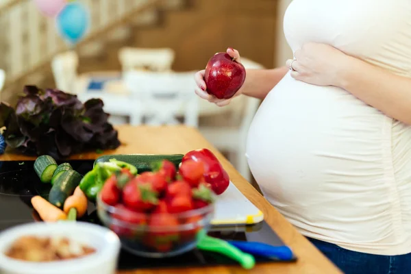 Беременная женщина здоровое питание — стоковое фото