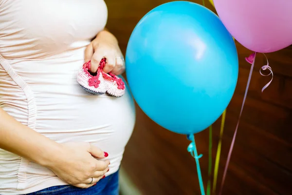 Mujer embarazada esperando a una chica — Foto de Stock