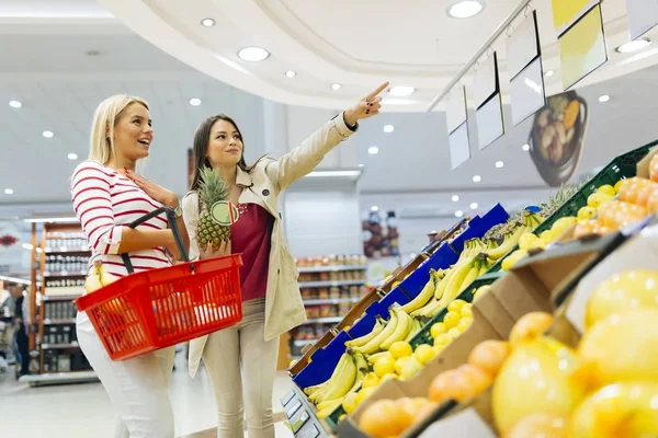 Mulheres comprando legumes e frutas — Fotografia de Stock
