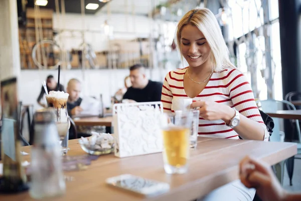 Mulher bonita desfrutando de bebidas — Fotografia de Stock