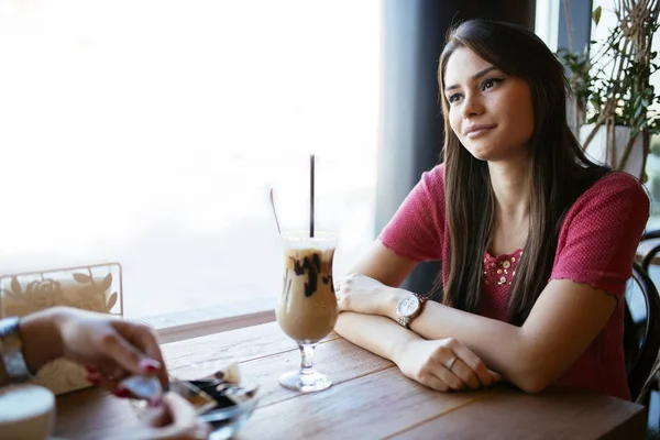 Vacker kvinna talar till vän i restaurang — Stockfoto